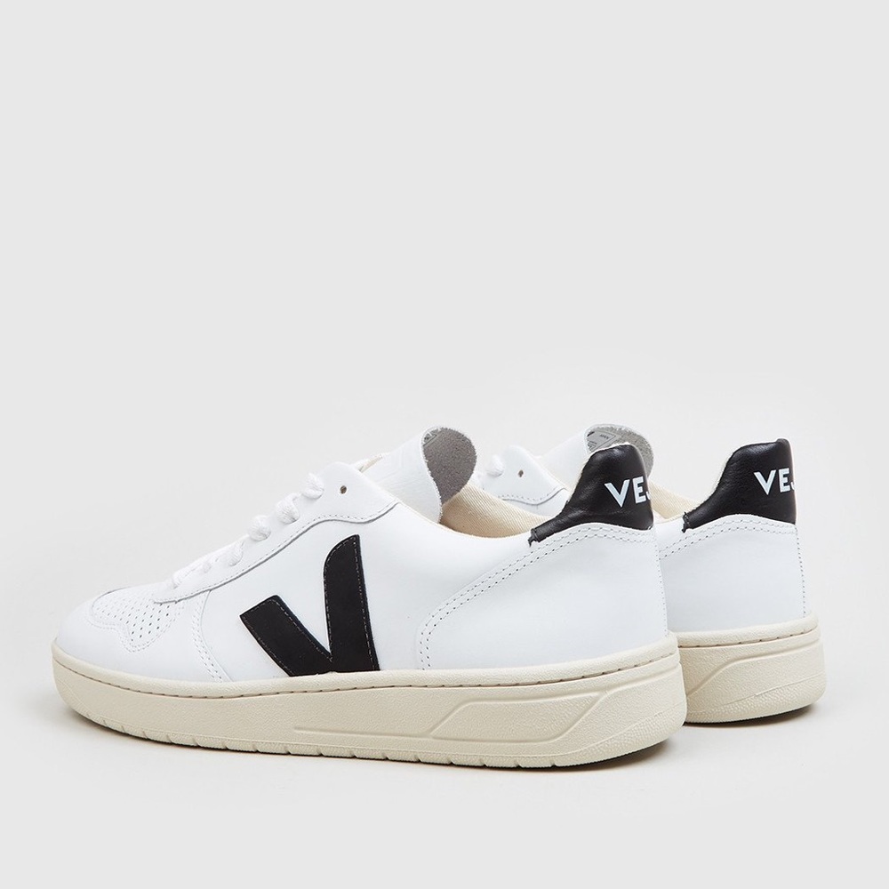 LIKE NEW: Veja V-10 Extra-White Black size 9